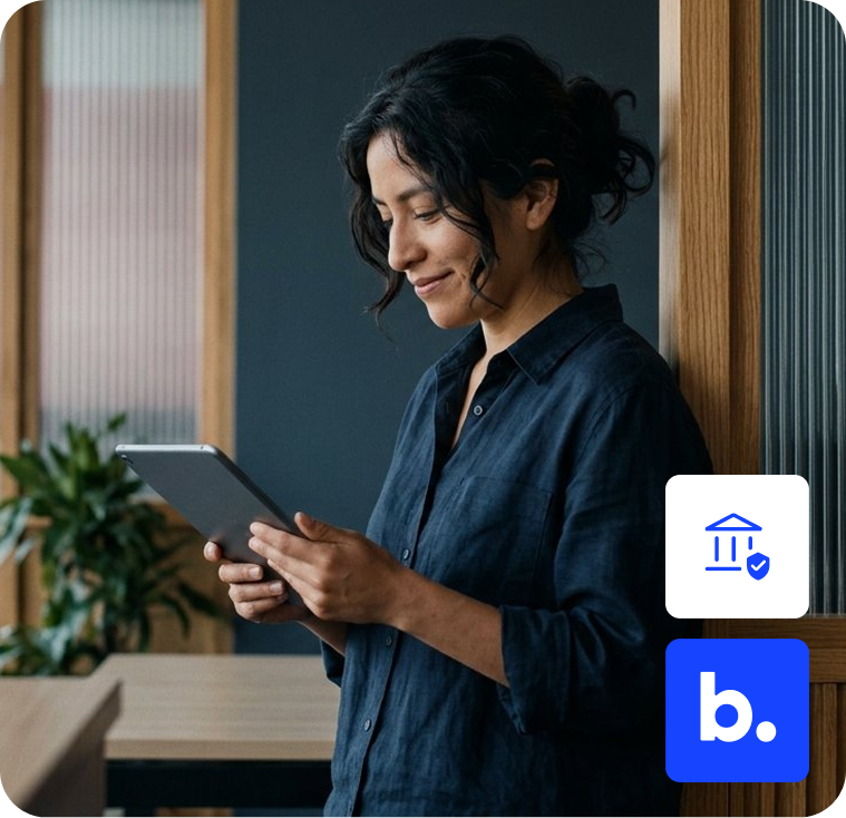 Persona usando una tableta para realizar pagos con Belvo